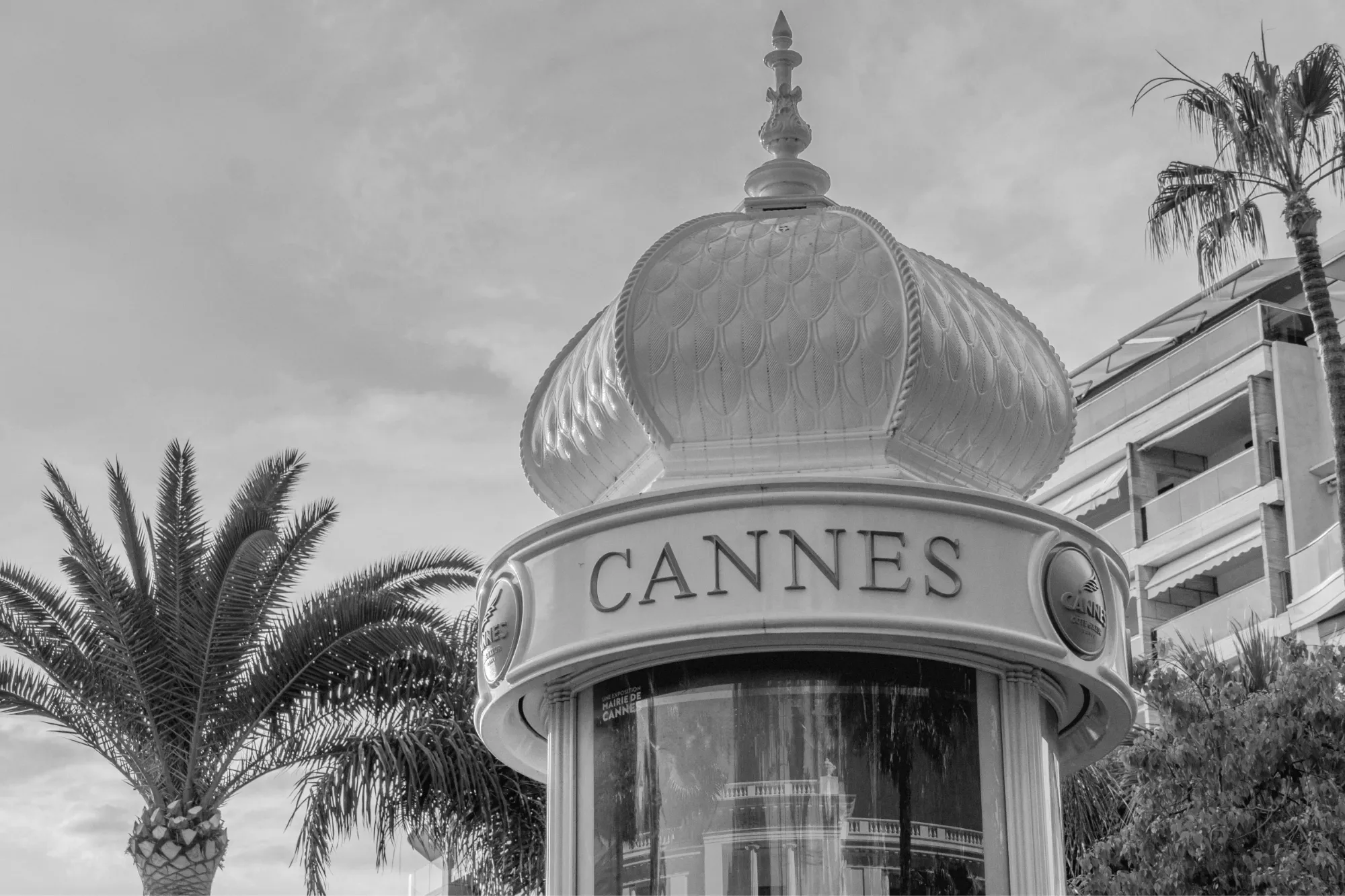 Kiosque emblématique de Cannes entouré de palmiers, sur la Croisette