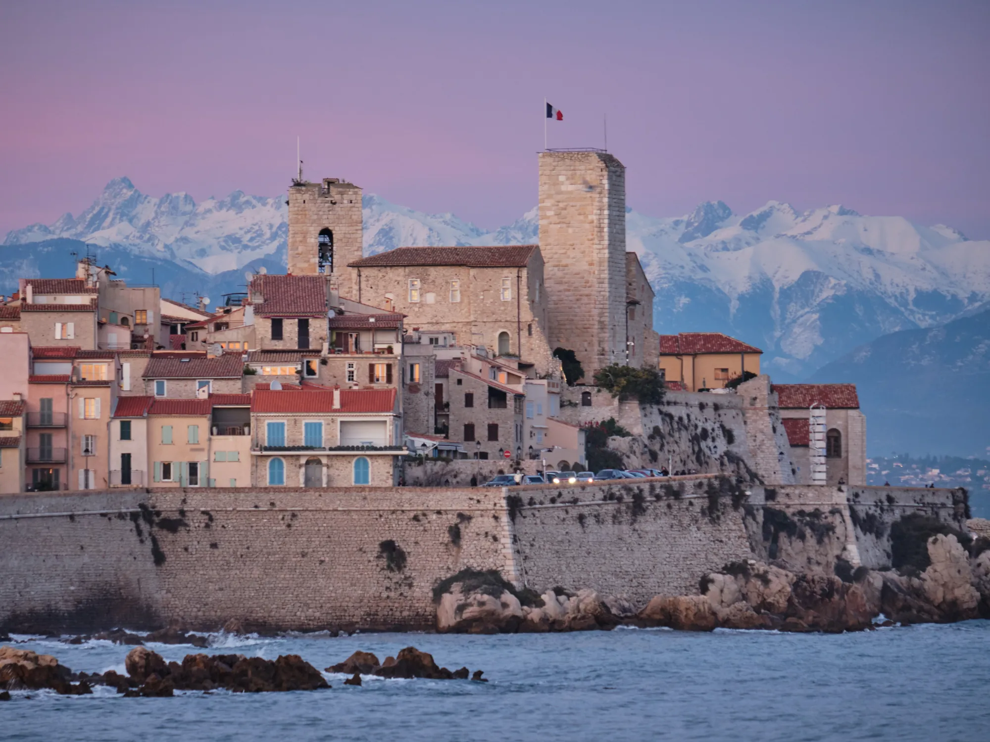 La vieille ville d'Antibes avec les montagnes en arrière plan