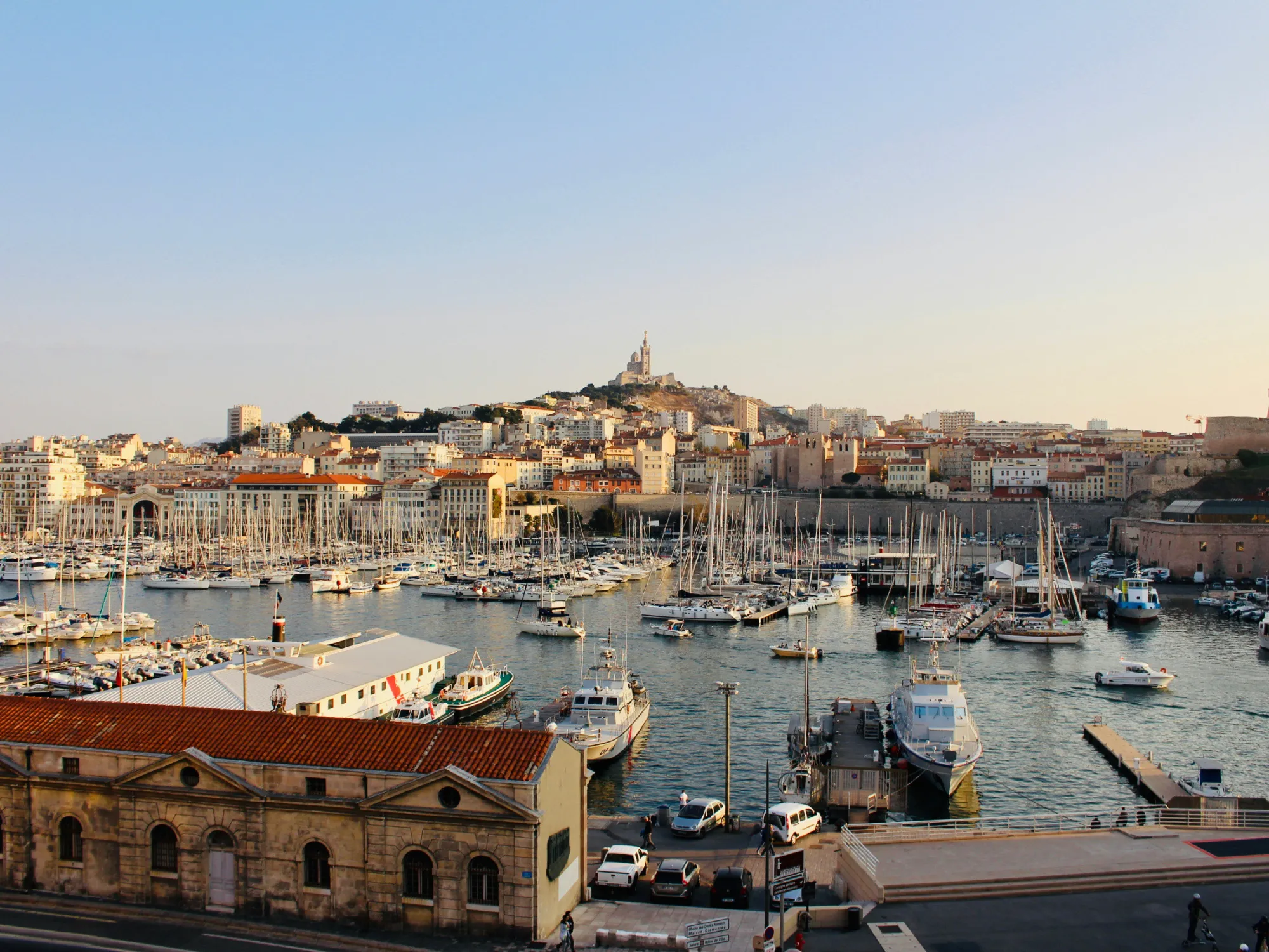 La ville de Marseille et son fameux vieux port.