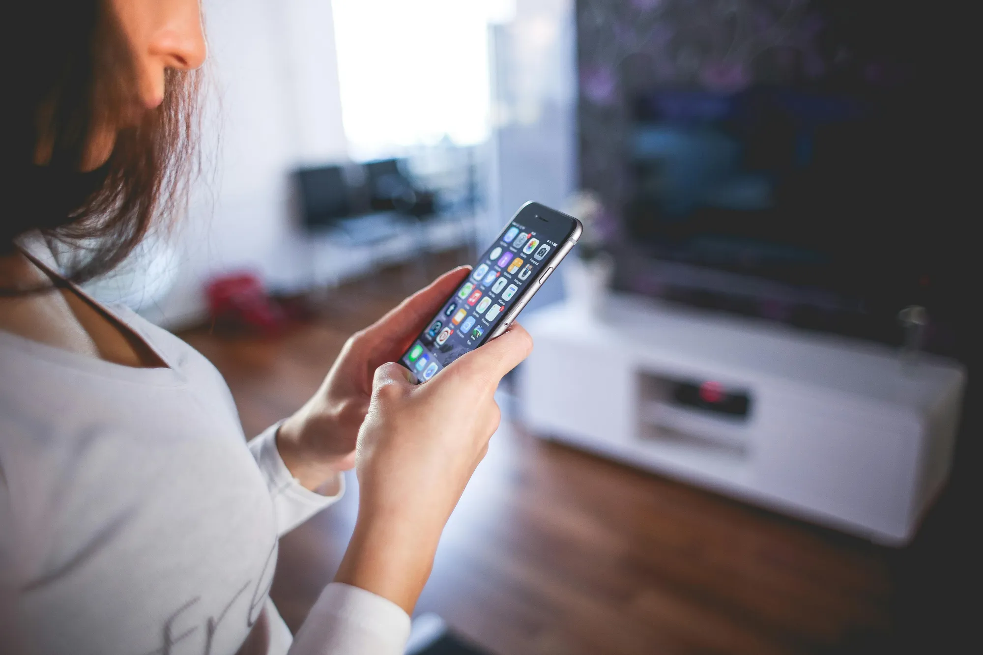 une femme qui tiens son smartphone